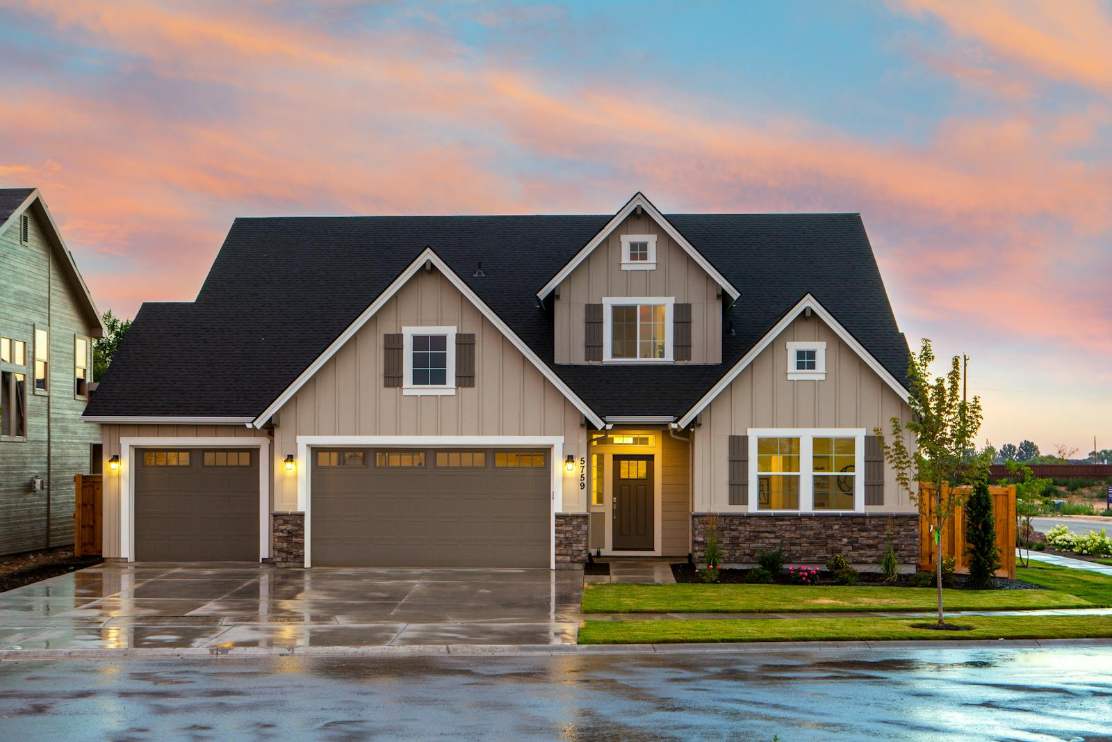 Warm landscape lighting on a Tampa FL home exterior